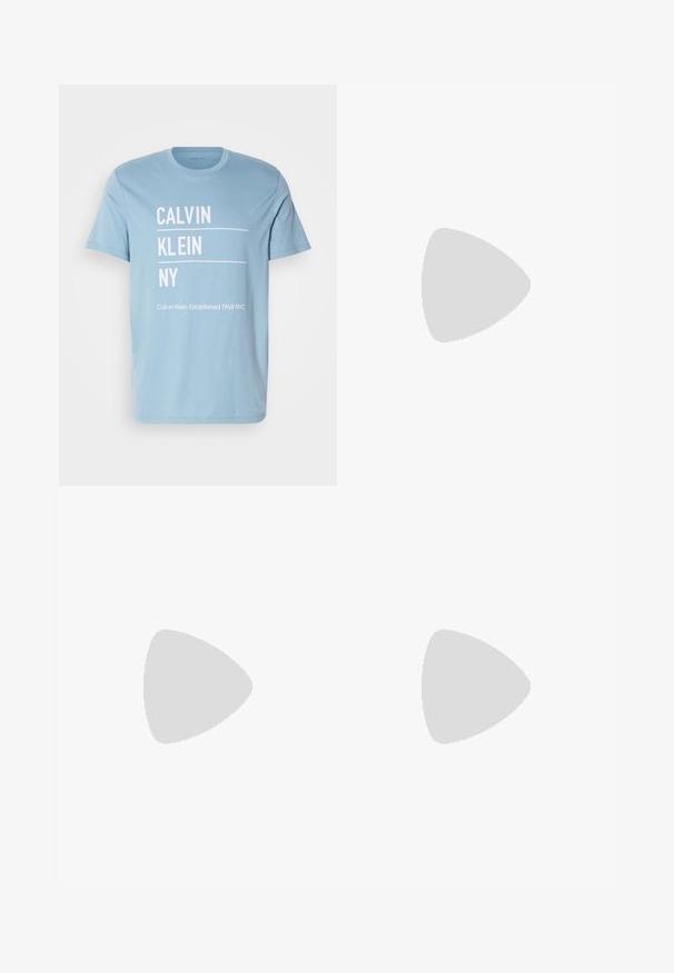 T-shirt en coton bleu clair avec un texte blanc : « CALVIN KLEIN NY » et « Calvin Klein Established 1968 NYC ». Encolure ras du cou standard et manches courtes.; Shorts en coton beige avec un devant plissé, fermeture à bouton à la taille et poches latérales. Texture lisse et coupe à mi-genoux.; Baskets en cuir noir avec une finition lisse, bout arrondi, coutures ton sur ton, devant à lacets et semelle plate en caoutchouc. Anse au talon.; Sac cabas noir avec doubles poignées, grande poche avant en cuir avec fermeture éclair et logo discret Calvin Klein au centre de la poche.