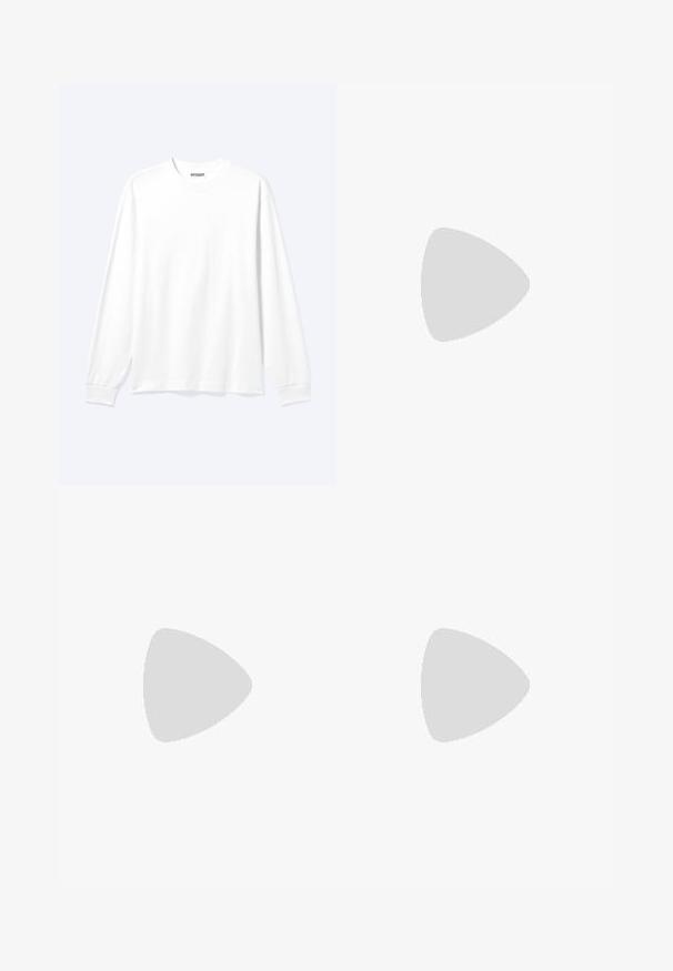 Chemise blanche unie à manches longues avec col rond et poignets côtelés, présentée sur un fond clair neutre.; Jean droit bleu clair en denim, présentant une finition délavée, un design à cinq poches et des détails de couture visibles le long des coutures.; Mocassin en cuir noir avec une semelle en caoutchouc épaisse et un détail classique de bride à monnaie, vu de côté extérieur.; Lunettes de soleil Ray-Ban avec des verres verts, monture en plastique noir et accents dorés sur les bords. Forme carrée avec une finition mate.