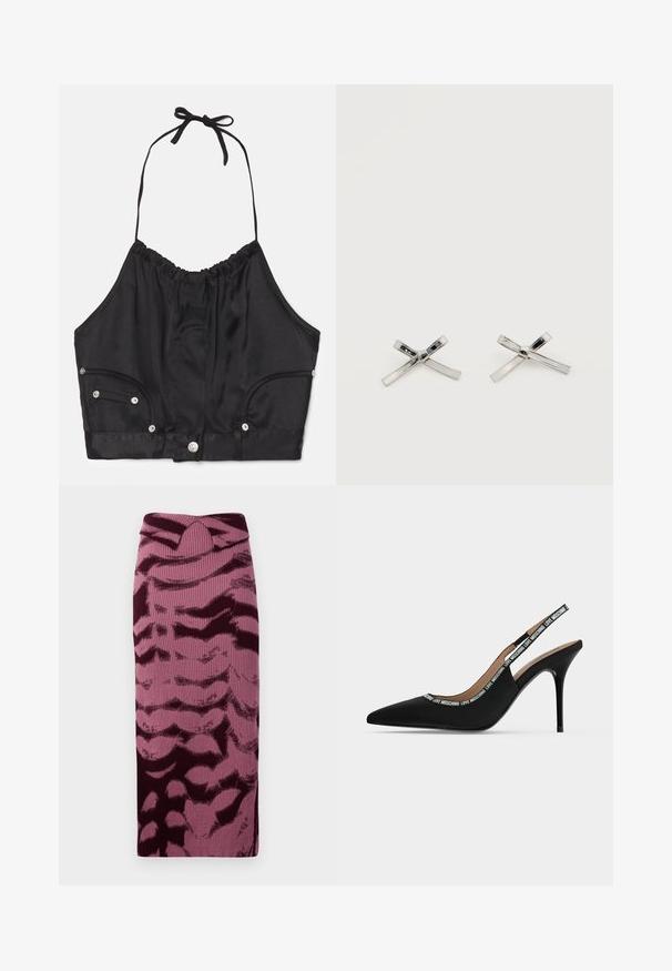 Sort satin halterneck crop top med samlede tekstur, justerbar snor i halsen, knapper foran og to sidelommer med sølv hardware detaljer.; Strikket blyantskirt i nuancer af pink og burgunder, med ribbet tekstur og abstrakt mønster. Høj talje med en subtil vridning.; Sort spids tå slingback stilet hæl sko med tynd stilet hæl og "LOVE MOSCHINO" tekst på remmen og kanten.; Par små sølvmetal øreringe formet som sløjfer med en skinnende, glat finish på en ensfarvet hvid baggrund.