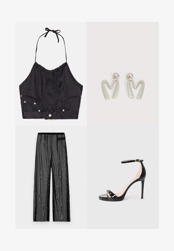 Čierny saténový halter crop top s vrúbkovou textúrou, nastaviteľnou šnúrkou na krku, prednými gombíkmi a dvoma bočnými vreckami so striebornými kovovými akcentmi.; Čierne sieťované nohavice so širokým strihom, s čiernym elastickým pásom a bočnými vreckami. Textúrovaná, ľahká tkanina.; Čierne lakované kožené sandále na vysokom podpätku s remienkom okolo členku a zlatou sponou, otvorenou špičkou a štíhlým ihlovým podpätkom na jednofarebnom pozadí.; Pár strieborných kovových náušníc v tvare uhľovitého písmena M s zaoblenými zapínaniami na bielom pozadí.
