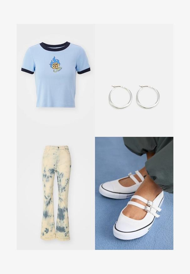 Hellblaues kurzärmeliges Crop-Top mit navyfarbenem geripptem Kragen. Mit einer flammenbestickten gelben Rose und darunterstehendem Text. Weicher Stoff.; Helle cremafarbene Schlagjeans mit einem blauen Batikmuster. Aus Denim mit einer leicht strukturierten Oberfläche und standardmäßiger Fünf-Taschen-Design.; Weiße Canvas-Schuhe mit zwei verstellbaren Riemen, schwarzem Zehenbereich und strukturiertem Gummisohle. Getragen zu lockeren grünen Hosen auf einer blauen Oberfläche.; Silberne Creolen zeichnen sich durch ein glattes, rundes Design mit einem schlanken Profil und einem sicheren Verschluss aus. Minimalistischer Stil mit glänzender Oberfläche.