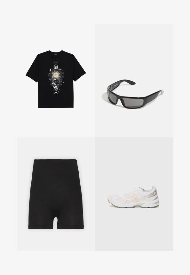 Zwart katoenen T-shirt met een centraal hemels ontwerp met een zon, manen en planeten in witte en gouden accenten. Korte mouwen.; Zwarte geribde fietsbroek met een hoge tailleband en een zachte textuur, met een gladde afwerking en geen zichtbare naden.; Witte sportschoen van mesh-materiaal, met lichtoranje en grijze accenten, een gestructureerde zool en een gevoerde kraag voor comfort.; Zwarte zonnebril met een glanzende afwerking, rondom ontwerp en grijze lenzen. Beschikt over branding op de arm en een stevig montuur.