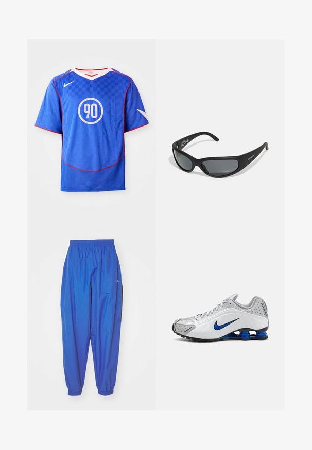 Blaues Nike-Fußballtrikot mit kariertem Muster, kurzen Ärmeln, V-Ausschnitt, weißen Akzenten und einem zentralen kreisförmigen „90“-Grafik.; Blaue Sporthose aus leichtem Stoff, mit einem elastischen Bund, umgesäumten Säumen und weißen Seitenstreifen.; Nike Laufschuh mit einem weißen und grauen Obermaterial, blauen Akzenten, perforierten Details, einer gepolsterten Sohle und einem charakteristischen Shox-Federungssystem.; Schwarze Sonnenbrille mit einem geschwungenen Rahmen und dunklen Gläsern. Sie verfügt über eine matte Oberfläche und den Markennamen "ARNETTE" an der Seite.