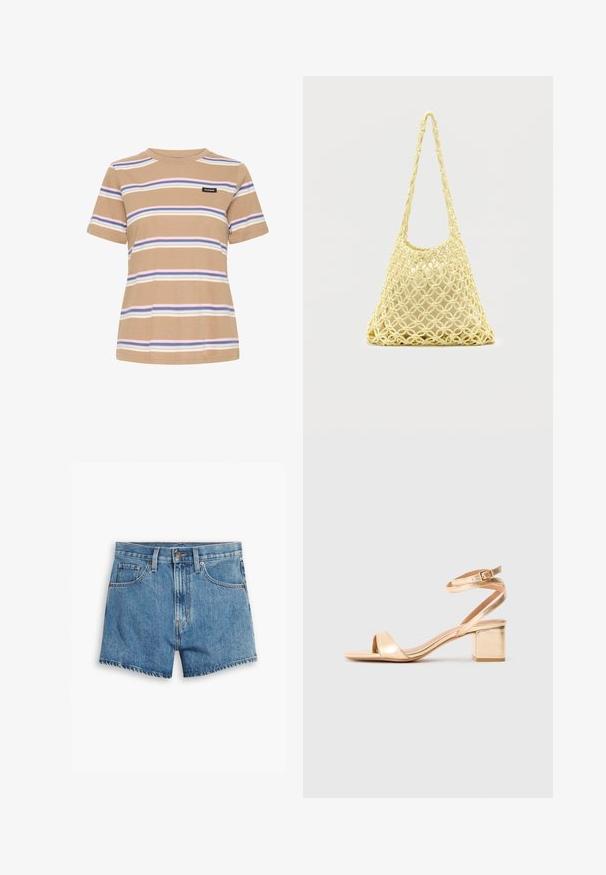 Beiges kurzärmeliges T-Shirt mit horizontalen Streifen in Blau, Weiß und Pink, mit einem kleinen schwarzen "Pulz Jeans"-Logo auf der Brust.; Hellblaue Denim-Shorts mit fünf Taschen, einem Reißverschluss und einem Knopfverschluss. Der Saum ist fransig und das Design bietet eine lässige Passform.; Goldene metallische Sandale mit hohen Absätzen und quadratischem Blockabsatz, offenem Zeh und verstellbarem Knöchelriemen. Glatte Textur und minimalistisches Design.; Gelbe Makramee-Netztasche mit langem Träger und beiger Tasche darin, dargestellt vor weißem Hintergrund.