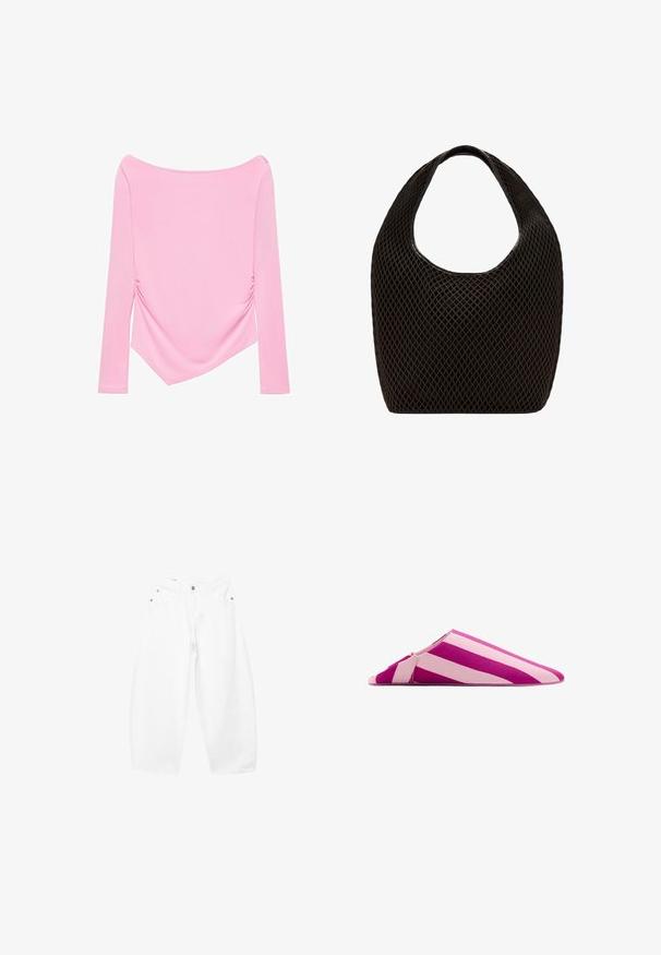 Haut rose pâle à manches longues avec un col bateau et un ourlet asymétrique, doté d'un léger froncé sur le côté pour une coupe flatteuse.; Jean blanc en coton à jambes larges, fermeture devant par bouton et zip, passants pour ceinture, style cinq poches.; Chausson mule plat avec des larges rayures diagonales alternées rose et violet, bout pointu et dos ouvert.; Sac cabas noir en maille à tissage ouvert avec poignée supérieure arrondie et corps large et incurvé.