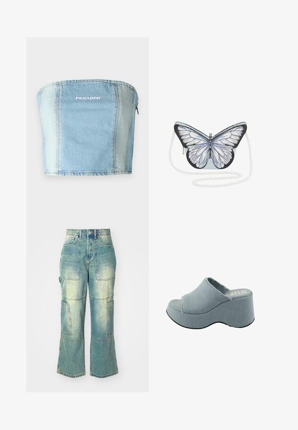 Lys blå denim strapless top med synlige stikninger, en lige udskæring og "PEGADOR" logo trykt i hvid. Lynlåsdetalje bagpå.; Lyseblå denim cargo bukser med bred benåbning, der har flere lommer og en falmet tekstur. Detaljer omfatter en knaplukning og syningsaccenter.; Lyseblå platform slide sandal med fransede tekstiloverdel, åben tå design, tyk, rund sål og tekstureret grå ydersål.; Sølvformet håndtaske med lyseblå krop, detaljerede hvide vinger, sorte accenter og en perle-lignende kædetræk. Lynlåslukning på siden.