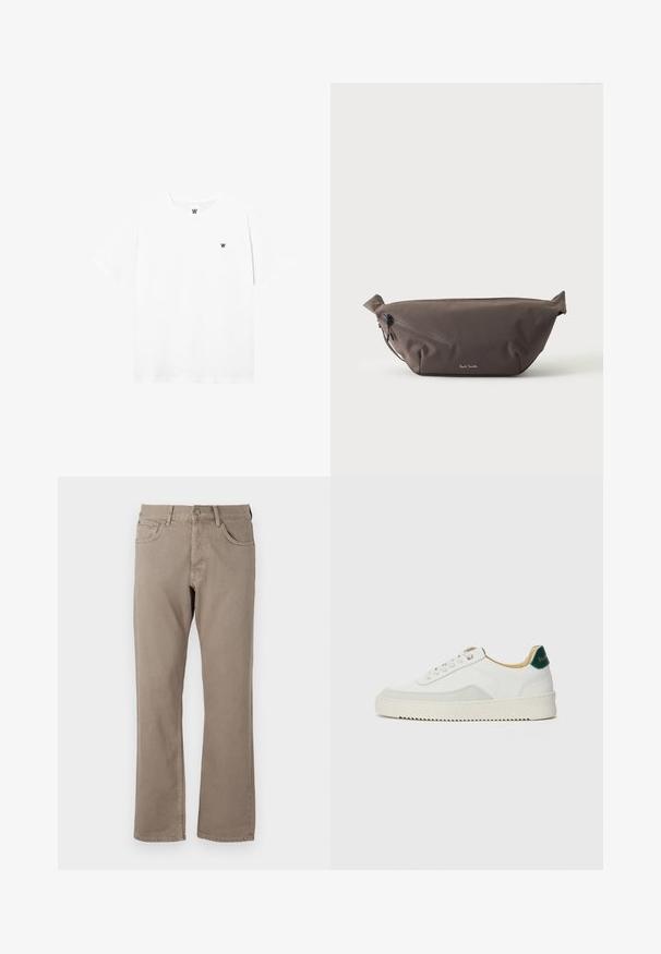 Witte T-shirt met korte mouwen en ronde hals, met een klein rond logo dat een zwarte "W" toont op de linkerkant van de borst.; Beige straight-leg jeans van katoen, met vijf zakken, een knoop- en ritssluiting, en zichtbare stiksels langs de naden.; Witte sneaker met suède accenten, ronde neus, platte veters en een crème rubberen zool. Bevat groene branding op de hiel.; Donkerbruine stoffen heuptas met diagonale ritssluiting en klein wit logo aan de voorkant, tegen een effen lichte achtergrond.