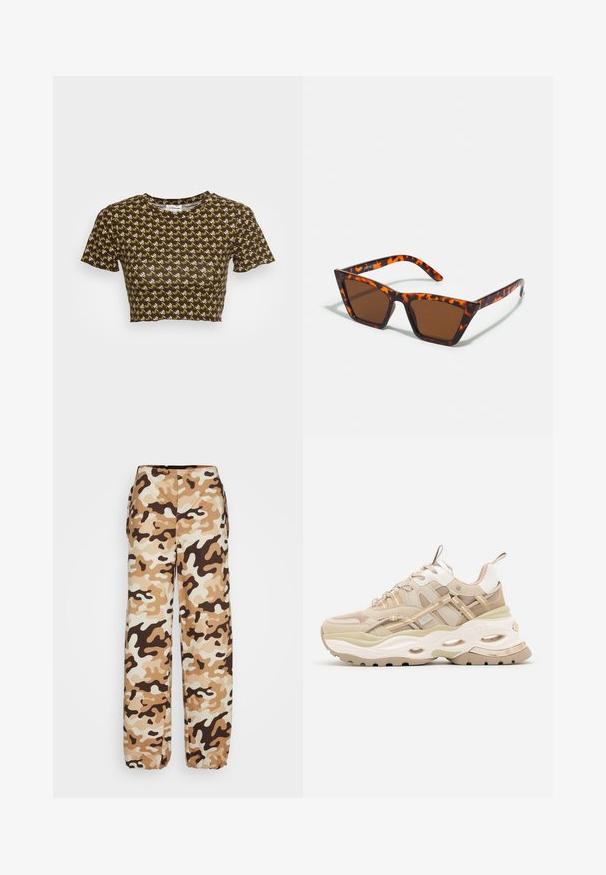 Brun cropped t-shirt med korte ærmer, der har et gentaget mønster i creme og lys grøn. Blød tekstur med rund halsudskæring.; Envii PANTS - Bukser - desert; Beige og hvide chunky sneakers med tyk sål, mesh- og læderpaneler, ovale udskæringer i mellemsålen, trækstropper på tunge og hæl.; Brune tonede solbriller med et skildpadde-mønster, vinklede stel og slanke arme. Letvægts plastmateriale.