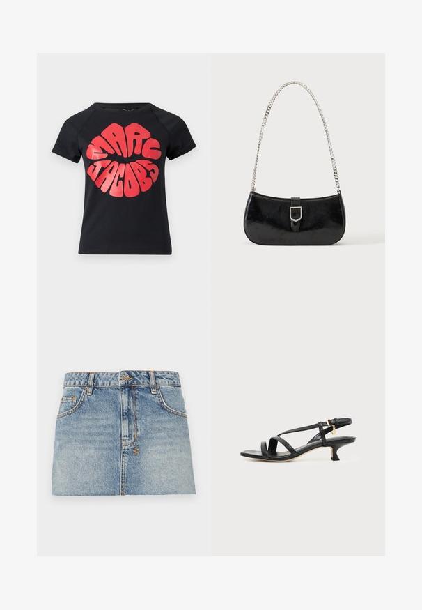 Schwarzes T-Shirt mit kurzen Ärmeln und großem, fett gedrucktem roten Schriftzug "Marc Jacobs" in einer abgerundeten, bubbleartigen Schrift, der mittig auf der Vorderseite angebracht ist.; Helles blaues Jeans-Minikleid mit tailliertem Bund, vorderem Knopfverschluss und zwei seitlichen Taschen. Verfügt über rohe Säume und kontrastierende Nähte.; Schwarze Ledersandale mit niedrigem Kittenabsatz, Knöchelschnalle und kleinem goldfarbenem Anhänger vor einfachem hellem Hintergrund.; Schwarze Schultertasche aus Lackleder mit silberner Schnalle und silbernem Kettenriemen, auf hellem einfarbigen Hintergrund präsentiert.