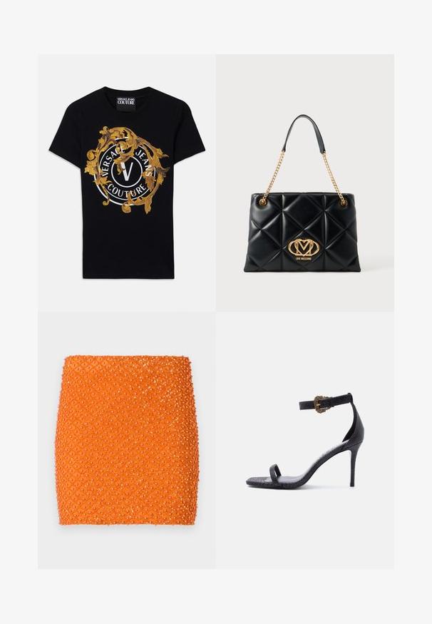Camiseta de manga corta negra de Versace Jeans Couture con diseño barroco dorado y logo circular blanco centrado en la parte frontal.; Minifalda naranja con una superficie texturizada, que presenta un patrón de diamante adornado con cuentas circulares brillantes en todo su diseño.; Sandalia negra de tacón alto con una delgada correa en el tobillo que presenta una hebilla dorada ornamentada y una única correa en los dedos, acabado de cuero texturizado.; Bolso de mano negro acolchado con asas de cadena dorada y una placa con el logotipo "Love Moschino" dorada en el centro frontal.