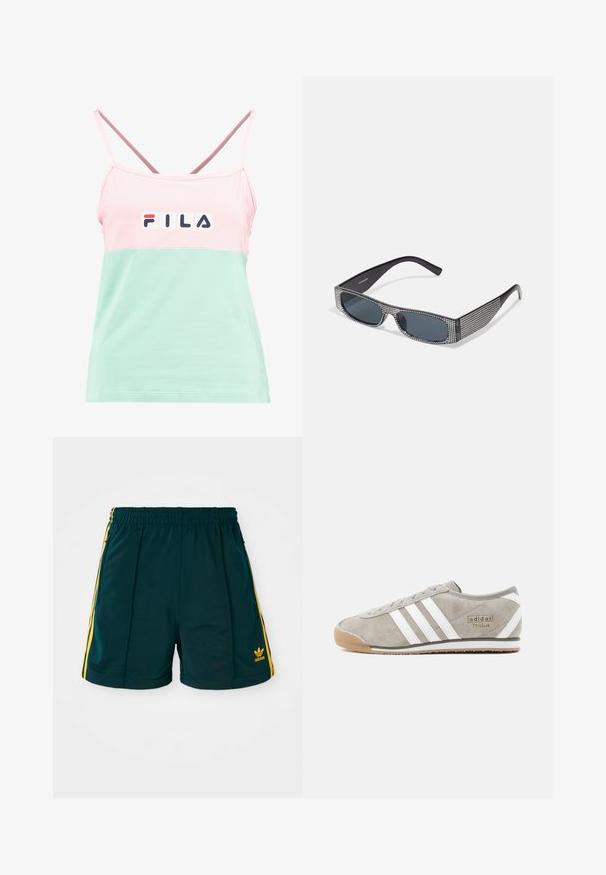 Rosa und mintgrünes Tanktop aus Baumwolle mit dünnen Trägern und einem auffälligen FILA-Logo auf der Brust. Glatte Textur, lässiges Design.; Dunkelgrüne Sportshorts mit einem elastischen Bund, ausgestattet mit gelben Seitenstreifen und einem gestickten gelben Logo am Unterschenkel.; Grauer Veloursleder-Sneaker mit drei weißen Streifen, abgerundeter Spitze, Gummisohle in Karamellfarbe und kleinem Markenlogo an der Seite.; Schwarze Sonnenbrille mit grauen Gläsern, versehen mit einem Rastermuster aus kleinen metallischen Strasssteinen entlang der Fassung. Glatte Oberfläche, kantiges Design.