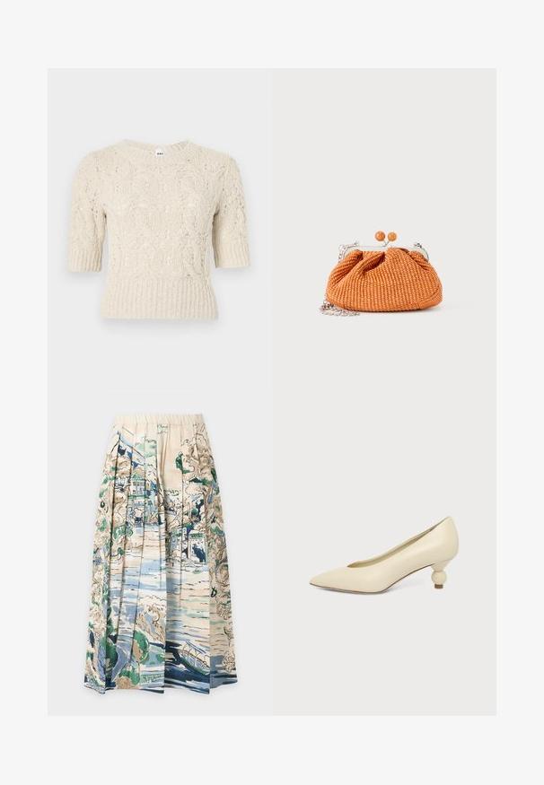 Pull en maille à manches courtes crème avec motif torsadé et ourlet et poignets côtelés, présentant un col rond.; Jupe plissée avec une ceinture élastique, ornée d'un imprimé pittoresque d'arbres, de bâtiments, d'une rivière et d'un petit bateau dans des tons bleus, verts et beiges.; Chaussure femme couleur crème à bout pointu avec un petit talon rond en forme de boule, sur fond uni.; Petit sac pochette tissé orange avec cadre en métal argenté, fermoir rond et bandoulière chaîne argentée sur fond blanc.