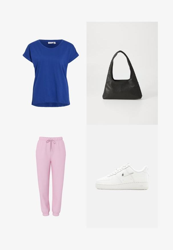 Blauwe t-shirt met korte mouwen, gemaakt van soepel katoenen stof. Heeft een ronde halslijn en een relaxte pasvorm met opgerolde mouwen.; Lichtroze joggingsbroek met elastische tailleband, trekkoord, zijzakken en elastische boorden, afgebeeld op een witte achtergrond.; Witte Nike Air Force 1 sneaker met metallic zilveren swoosh-logo, veters aan de voorkant, geperforeerde neus en textuurrubberzool.; Zwart leren handtas met een triangulaire vorm, een grote uitsparingshandgreep en gedetailleerde stiksels langs de randen. Glad textuur.