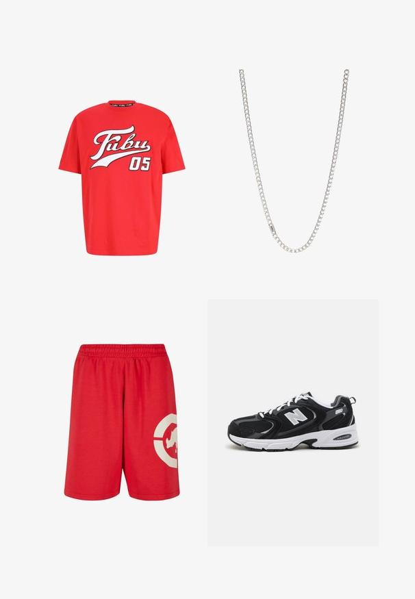 Rød bomulds T-shirt har et stort hvidt og sort "Fubu 05" logo tværs over brystet, med rund halsudskæring og afslappet pasform.; Røde bomuldsshorts med elastisk talje, prydet med et stort hvidt grafisk design på venstre ben og en glat overflade.; Sorte og grå sportssko med mesh og ruskind på overdelen, der har en hvid mellemsål, snørebånd og et iøjnefaldende "N" logo på siden.; Sølv kædedesign med sammenkoblede led, glat tekstur og ensartet rektangulær form. Sikker lukning.