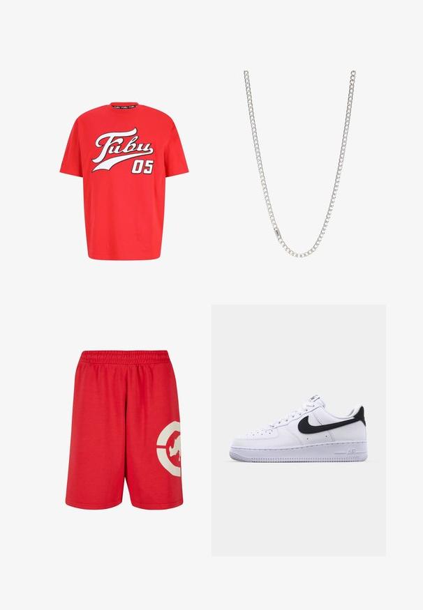 Rød bomulds T-shirt har et stort hvidt og sort "Fubu 05" logo tværs over brystet, med rund halsudskæring og afslappet pasform.; Røde bomuldsshorts med elastisk talje, prydet med et stort hvidt grafisk design på venstre ben og en glat overflade.; Hvide lædersneakers med en struktureret sort Swoosh, flade snørebånd og en gummisål med et rillemønster. "AIR" er præget på hælen.; Sølv kædedesign med sammenkoblede led, glat tekstur og ensartet rektangulær form. Sikker lukning.