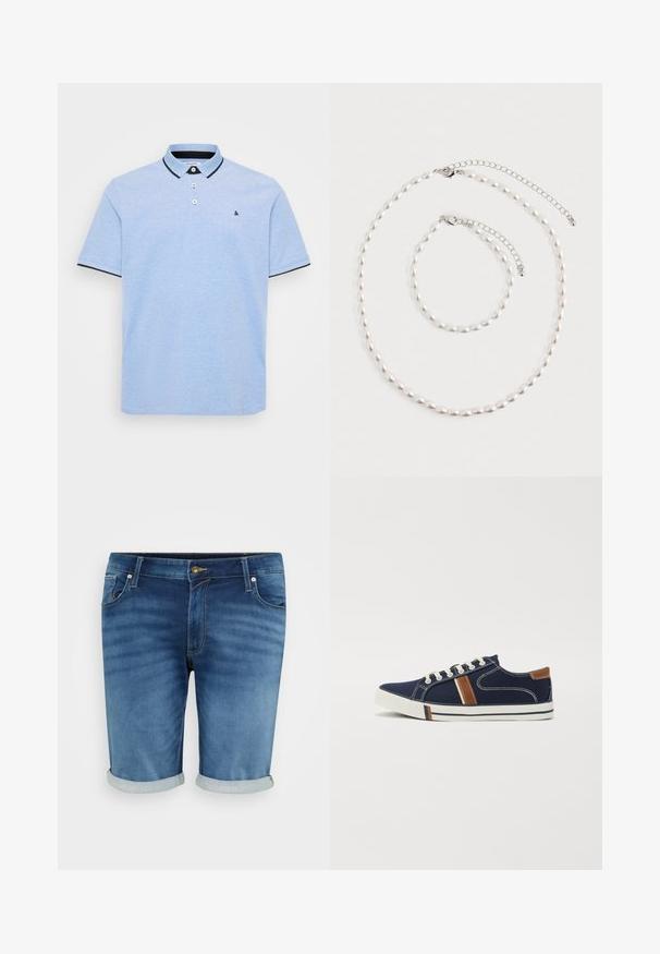 Lyseblå polo skjorte med en to-knaps placket, kontrasterende mørk krave og kantdetaljer. Blødt bomuldsstof med en tekstureret overflade.; Denim shorts i mellemblå med en let fading, der har knappelukning, fem lommer og opsmøgte kanter for et afslappet look.; Marineblå lærredssneakers med hvid snørelukning, brune accenter og sidestipede detaljer. Har en gummisål og kontrasterende syninger.; Perle halskæde og matchende armbånd med sølv kæde låse arrangeret på en hvid baggrund.