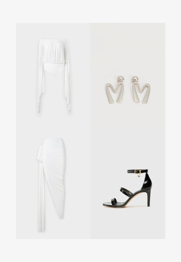Hvid off-shoulder cropped top med rynket elastisk halsudskæring og ærmer, lange asymmetriske flagrende ærmer og en tætsiddende taljebånd.; Hvid asymmetrisk nederdel med rynkede detaljer og langt draperet stof på den ene side, tætsiddende i taljen, vist på en ensfarvet baggrund.; Sorte patenterede lædersandaler med tre stropper, ankelspænde og 10 cm stiletthæl. Har detaljer i guld og et logo charms.; Par sølvtonede metaleøreringe formet som den kantede bogstav M med runde fester på en hvid baggrund.