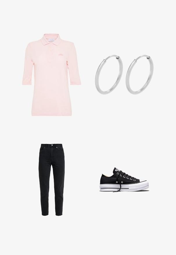Lyserød polo shirt med korte ærmer, lavet af tekstureret stof, med en tre-knaps lukning og broderet logo på brystet.; High-waist sort denim jeans med forreste knap og lynlås, to forlommer og en tilspidset ben foran på en hvid baggrund.; Sort lavt sneakers i lærred med hvid sål i gummi, sorte snørebånd og metaløjer på hvid baggrund.; Sølv hoops øreringe, cirkulær form, glat skinnende tekstur og ensartet bredde hele vejen igennem. Minimalistisk design uden yderligere accenter.