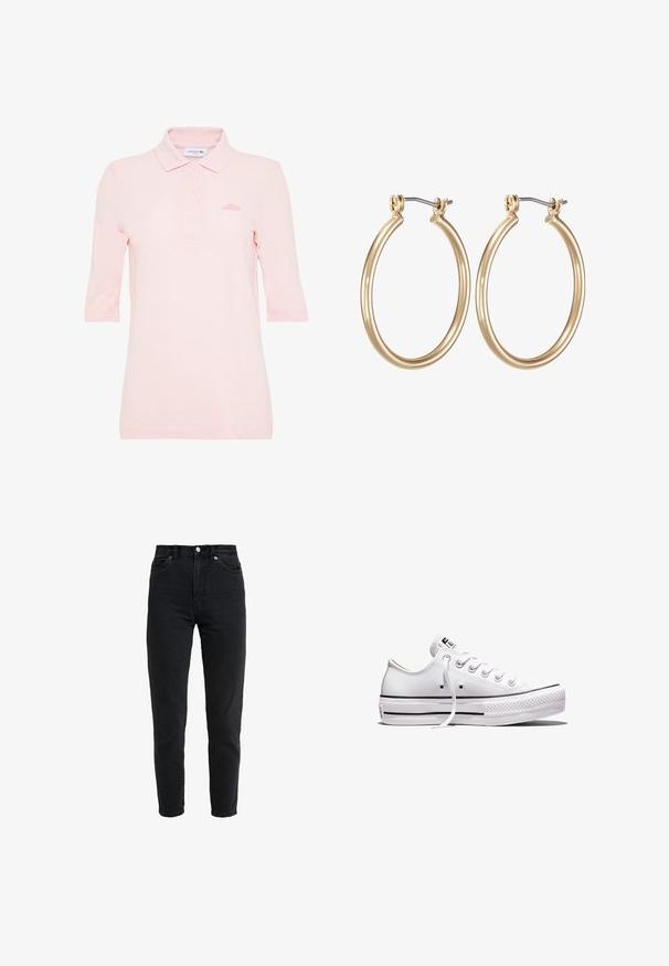 Lichtroze poloshirt met korte mouwen, gemaakt van textuurstof, met een drieknoopsluiting en geborduurd logo op de borst.; High-waist zwarte spijkerbroek met voorste knoop en rits, twee voorzakken en taps toelopende pijpen op een witte achtergrond.; Wit lage canvas sneaker met witte veters, rubberen zool, zwarte streepdetails en logopatch op de tong en hiel.; Gouden metalen ring oorbellen met een glad, rond ontwerp en een veilige scharnier sluiting. Lichtgewicht met een gepolijste afwerking.