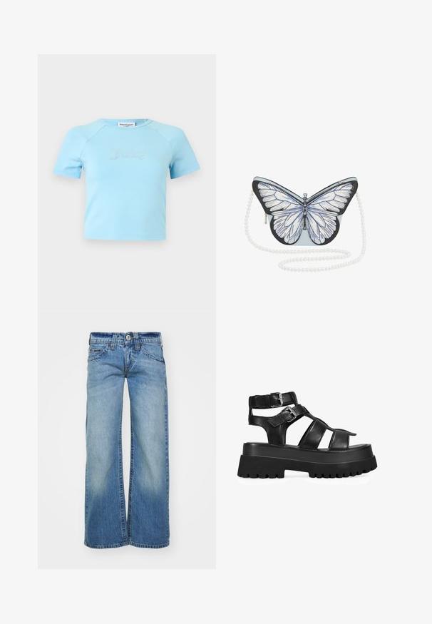 Top corto de manga corta azul claro con escote redondo, con la palabra "Juicy" en letras de pedrería centradas en el pecho.; Jeans de pierna ancha color azul claro en tela de mezclilla, con un lavado desgastado, cinco bolsillos y un cierre de botón con pasadores para cinturón.; Sandalias de plataforma de cuero negro con múltiples correas, hebillas ajustables y una suela de goma gruesa y texturizada. Presentan elementos de diseño recortados.; Bolso en forma de mariposa con cuerpo azul claro, alas blancas detalladas, acentos negros y una cadena de perlas como asa. Cierre de cremallera en el lateral.