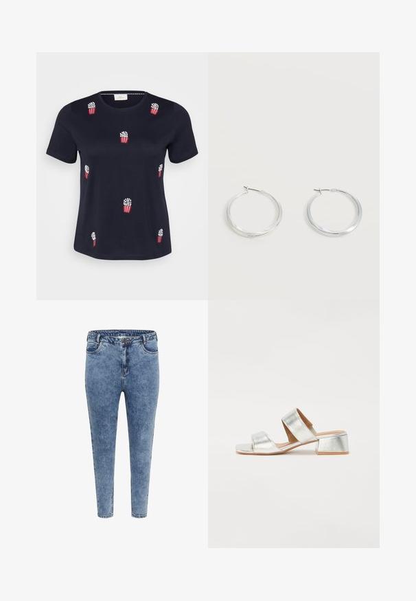 Marineblå bomulds-T-shirt med korte ærmer; har røde og hvide broderede popcornposer spredt over forsiden. Blød tekstur. Rund hals.; Blå denim skinny jeans med høj talje, fem lommer og lynlåslukning. Stoffet har en let falmet tekstur med kontrasterende syninger.; Sølv blokhælede sandaler med to korsede stropper. Glat metallisk finish og enkelt design. Åben tå med en lav, firkantet hæl.; Sølvfarvede metaloorringe med glat, let buet overflade og låsemekanisme på en ensfarvet hvid baggrund.