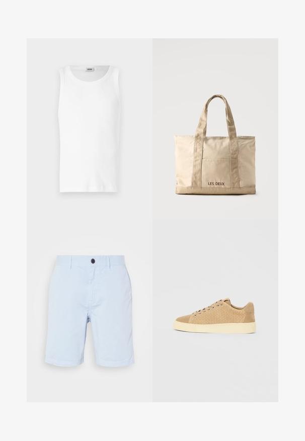 Weißes Baumwoll-Tanktop ohne Ärmel mit Rundhalsausschnitt und glatter Textur. Einfaches Design, ohne Muster oder Akzente.; Hellblaue Baumwollshorts mit einem vorderen Knopfverschluss, Gürtelschlaufen und geradem Schnitt. Glatte Textur ohne sichtbare Muster.; Beige Sneakers mit einem gewebten Muster am Obermaterial, Wildlederakzenten, einer abgerundeten Spitze und einer gelblichen Gummisohle.; Beige Leinwand-Tragetasche mit zwei Griffen und Vordertasche, "LES DEUX" auf der Tasche bestickt.