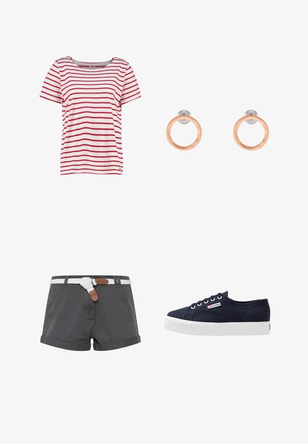 Rood-wit gestreept T-shirt, korte mouwen, ronde halslijn, gemaakt van zachte katoen, met een kleine gouden ankeraccent op de zoom.; Grijze katoenen shorts met opgerolde omslagen, voorzien van een witte gevlochten riem en bruine leren accenten. Stikdetails zijn zichtbaar op de stof.; Superga 2730 - Sneakers laag - navy/white; Roze gouden ronde stud oorbellen met een geborstelde afwerking, voorzien van doorzichtige achterwanden voor een veilige pasvorm. Eenvoudig en minimaal ontwerp.