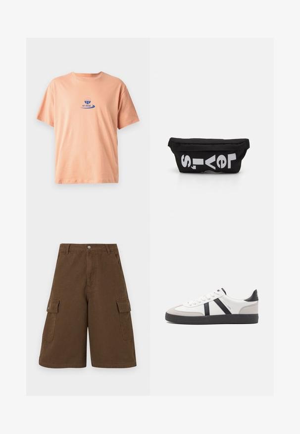 ferskenfarvet bomulds t-shirt med korte ærmer, en rund halsudskæring og et blåt trykt logo med et paddeldesign og teksten "NY PADEL."; Brune cargo shorts med lige snit, to sidelommer og knaplukning foran. Fremstillet af slidstærkt bomuldsstof med en mat finish.; Hvide sneakers med sorte og grå detaljer, med en tekstureret grå tåhætte, sort gummisål og flade hvide snørebånd. Rent design, minimalistisk stil.; Sort stoftaske med flad form, prydet med fed hvid tekst. Lynlåsen er placeret øverst, med en løkke detalje på den ene side.