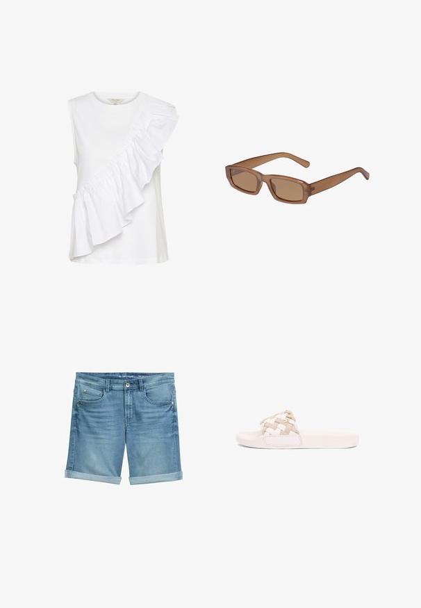 Weißes ärmelloses Oberteil mit einem diagonalen Rüschenelement aus strukturiertem Stoff, mit rundem Halsausschnitt und lockerer Passform.; Jeansshorts in Hellblau mit einem verblassten Finish, featuring aufgerollten Säumen, Fünf-Taschen-Design und Metallknopfverschluss an der Taille.; Gewebte Sandale mit beigem Riemen und weißer Sohle, mit glatter Textur und dezentem goldfarbenem Schmuckdetail am oberen Riemen.; Braune, rechteckige Sonnenbrille mit transparentem Gestell, schlanken Bügeln und getönten Gläsern, die eine glatte Textur und modernes Design aufweist.