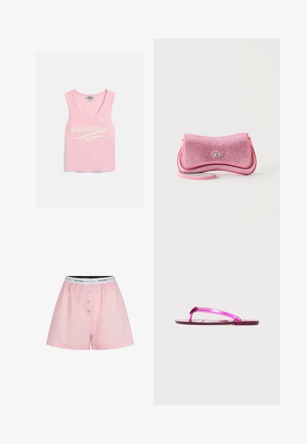 Lyserød ribbet tanktop med en rund udskæring, der har hvid tekst, hvor der står "Califreakinfornia Juicy" på forsiden.; Lyserøde bomuldsshorts med elastisk talje og logo-print. Har tre dekorative knapper foran og en afslappet pasform.; Lyserøde gennemsigtige flade flip-flop sandaler med en tynd rem og en lille dekorativ sløjfe på en ensartet lys baggrund.; Lille lyserød glitrende clutch taske med sølv lås og tynd håndledsrem på hvid baggrund.