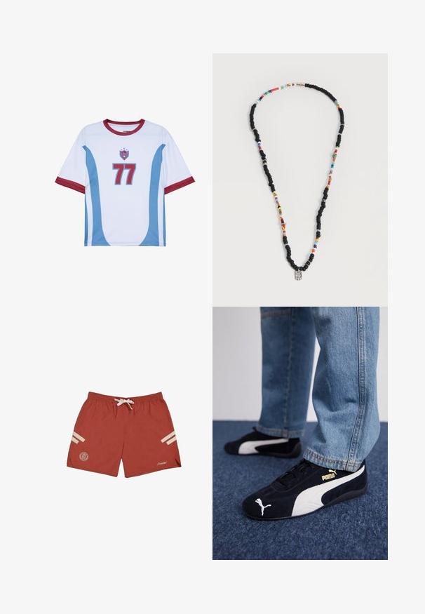 Maillot de football à manches courtes en blanc avec des accents rouges. Présente des rayures courbées bleues et le numéro "77" en bleu. Dispose d'un col rond.; PROHIBITED Short - red cream; Baskets en daim noir avec accents blancs, arborant un logo doré. Portées avec un jean en denim bleu clair et posées sur une surface bleue texturée.; Collier avec des perles noires et multicolores alternées, comportant de petits anneaux en argent et un pendentif rectangulaire en perle transparente.