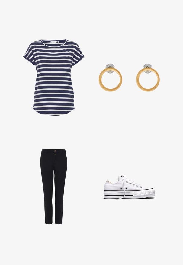 Navyblauw en witte gestreepte t-shirt met korte mouwen, een ronde halslijn en een licht gebogen zoom. Gemaakt van zachte, ademende stof.; Zwarte op maat gemaakte broek van een katoenmix, met twee knopen aan de voorkant, een rechte snit en een gladde textuur. Geen zichtbare patronen.; Witte lage canvas sneaker met witte veters, zwarte strepen op de zool en een rubberen, getextureerde neuskap, zijaanzicht op een witte achtergrond.; Gouden metalen oorbellen met cirkelvormige houten accenten, met een gladde textuur en een minimalistisch ontwerp. De silhoutte benadrukt eenvoud.