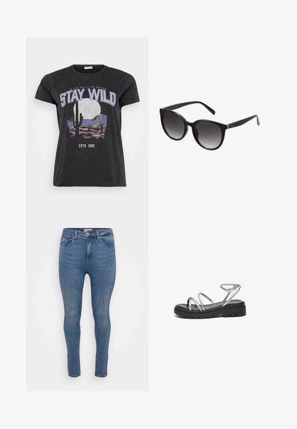Sort bomulds t-shirt med et grafisk print af en ørken-scene med kaktusser, en måne og sætningen "STAY WILD" i blå skrifttype.; Slanke jeans i mellemblå denim med en glat tekstur, fem-lomme design og lynlås lukning. Har subtile falmede områder og tonale syninger.; Metallisk sølvfarvet sandal med flere tynde remme og en chunky sort sål, udstyret med en justerbar ankelrem.; Sorte katteøje-solbriller med gradientlinser, plastikramme, glat overflade og sølvdetaljer på stængerne.