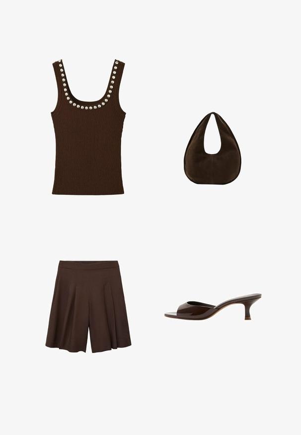 Bruine geribde tanktop met zilveren studs langs de halslijn en bandjes, mouwloos ontwerp, aansluitende stijl.; Bruine geplooide shorts met een hoge taille. De stof lijkt glad en lichtgewicht, met diepe, scherpe plooien voor een vloeiende uitstraling.; Bruine open-toe mule met lage kittenhak en glanzende afwerking, zijaanzicht op een witte achtergrond.; Donkerbruine suède handtas in halve maanvorm met een enkele brede riem en een gladde textuur op een witte achtergrond.