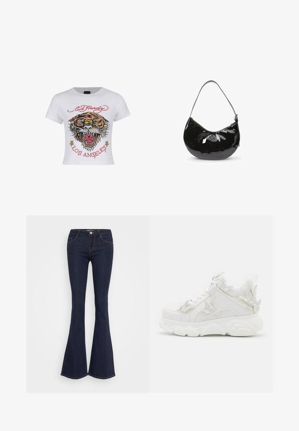 Hvid cropped t-shirt med et farverigt tiger grafik med rhinsten og teksten "ED HARDY" og "LOS ANGELES" i rød.; Mørke denim flare jeans med en tætsiddende talje, der har en forsænket knaplukning, fem-lomme design og sømdetaljer langs benene.; Hvid chunky sneaker med tyk sål og dekorative 3D sommerfugle detaljer på siden, snørebånd og hæl.; Sort patentlæder håndtaske med en buet form, enkelt skulderrem, lynlåslukning og et dekorativt metal logo. Glat tekstur.