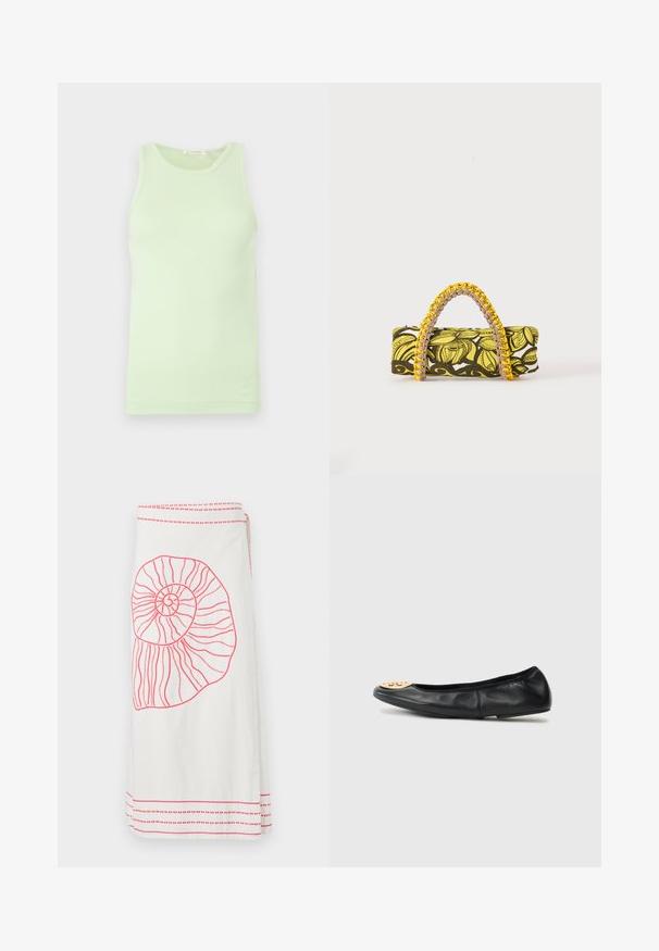 Ærmeløs lysegrøn tanktop med rund halsudskæring, glat stof og diskret logodetalje ved nederste kant.; Hvid omslagsnederdel med et stort pink broderet nautilus-skal design og kontrasterende pink vandrette striber ved kanten og taljen.; Sort læderballetflad med en rund tå, der har en gylden hardwareaccent på tåen, glat tekstur og fleksibel sål.; Rektangulær taske med gult og sort blomsterprint og flettet gul og pink hank på hvid baggrund.
