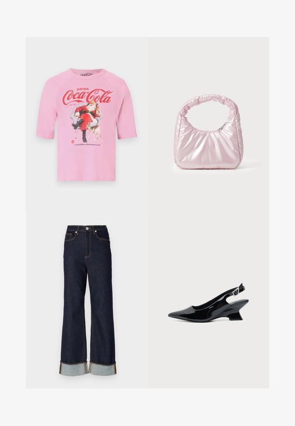 Roze shirt met vintage Coca-Cola logo, de Kerstman die een fles vasthoudt terwijl hij op een stoel zit, en een klein hertje naast hem.; Donkerdenim wijdvallende jeans met een rafelrand, contrasterende oranje stiksels en twee voorzakken; opgerolde cuffs onthullen lichter denim eronder.; Zwarte lakleren slingback schoen met spitse neus en lage schuine blokhak op een effen lichte achtergrond.; Roze, gevoerde handtas met een afgeronde vorm, gemaakt van glanzend materiaal. Beschikt over een geplooide handgreep en een ritssluiting voor veilige toegang.