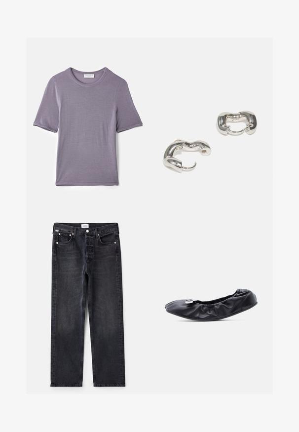 Lilla kortærmet t-shirt lavet af blødt stof, med en rund hals og en lige kant, med en glat tekstur og uden synlige mønstre.; Sorte denimjeans med lige pasform, fem lommer, sølvhardware og en let falmet tekstur. Klassisk design med minimal detaljering.; Sort læder flad sko med rundet tå og rynket design langs åbningen. Har en diskret sølvfarvet hardware detalje foran.; Sølvøreringe med et glat, bølget design; har en kraftig form og en poleret overflade, der fremhæver en moderne æstetik.