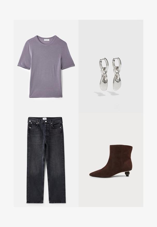 Lilla kortærmet t-shirt lavet af blødt stof, med en rund hals og en lige kant, med en glat tekstur og uden synlige mønstre.; Sorte denimjeans med lige pasform, fem lommer, sølvhardware og en let falmet tekstur. Klassisk design med minimal detaljering.; Mørkebrun ruskindsfotokort støvle med spids tå og lav rund dekorativ hæl på ensartet lys baggrund.; Sølvøreringe med forlængede ovale led, der har en poleret overflade og en struktureret dråpevedhæng. Enkel design med glatte kanter.