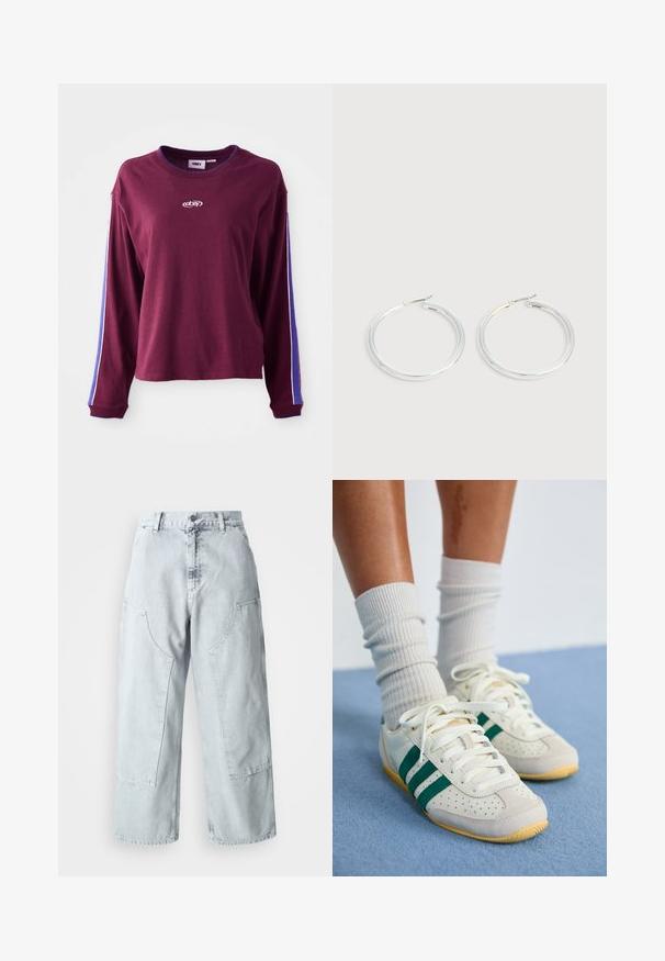Burgunderfarbendes Langarmhemd aus Baumwolle, mit blauen und weißen Streifen an den Ärmeln und einem Logo in der Mitte. Normale Passform.; Helle blaue Denim-Hosen mit weitem Bein, großen Seitentaschen, hohem Bund und lockerer Passform. Abgenutzte Textur mit verwaschenem Finish.; Füße mit weißen Sneakern mit grünen Streifen und weißen, gerippten Socken stehen auf einem hellblauen Teppich.; Paar glänzende silberne Creolen mit dünnen Drahtverschlüssen, dargestellt vor einem hellgrauen Hintergrund.