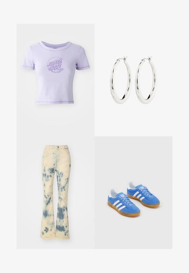 Paarse, aansluitende T-shirt met korte mouwen, ronde hals en contrasterende stiksels. Heeft een grafisch ontwerp van "SANTA CRUZ" op de voorkant.; Uitlopende jeans in een licht crèmekleur, met een blauwe tie-dye patroon. Gemaakt van denim met een licht gestructureerd oppervlak en een standaard vijf-pocket ontwerp.; Blauwe suède sportschoenen met witte gestreepte accenten, rubberen zool en een gevoerde kraag voor comfort. Beschikt over een klassiek vetersluiting ontwerp.; Zilveren oorbellen in de vorm van een gladde, glanzende ring. Circulaire vorm, voorzien van een veilige sluiting. Eenvoudig en elegant ontwerp.
