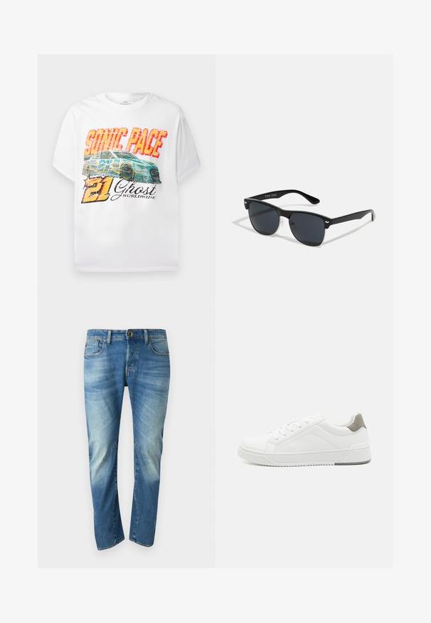 Hvid t-shirt med et frontgrafik af en blå racercar, "SONIC PACE" i fed rød og gul tekst, med "21 Ghost Worldwide" nedenfor i sort.; Blå, falmede straight-leg denim jeans med fem lommer, knaplukning og synlige sømdetaljer på forsiden.; Hvid sneaker lavet af glat læder, rund tå, minimalistisk design, grå hælafsats og tekstureret gummisål.; Sorte solbriller med rektangulær form, mørke linser, sølvdetaljer ved tindingerne og en mat finish på stellet.
