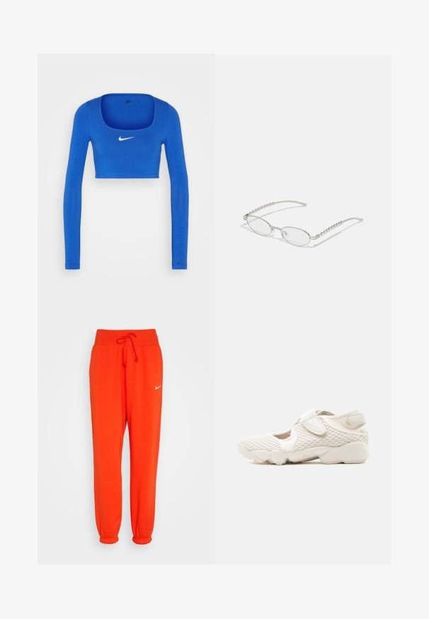 Nike Sportswear W NSW LS CROP TOP SW - Μπλούζα με μακριά μανίκια - game royal/phantom; Nike Sportswear W PHNX FLC HR OS - Παντελόνι φόρμας - picante red/sail; Ανοιχτό μπεζ αθλητικό παπούτσι Nike με άνω μέρος από δίχτυ, λουράκια με βέλκρο, μαλακή σόλα και κομμένες πλευρές, σχεδιασμένο για άνεση και αναπνοή.; Οβάλ γυαλιά με μεταλλικό ασημί σκελετό, διαφανείς φακούς και ανάγλυφες περλίτσες στις βραχίονες. Ελαφριά σχεδίαση με καμπύλα άκρα.