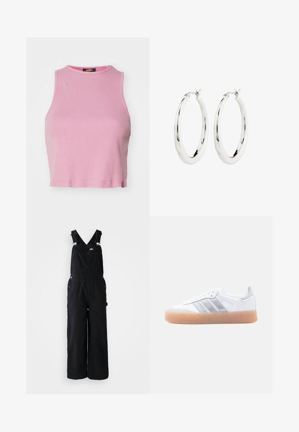Rosa gerippter Cropped-Top mit rundem Halsausschnitt und ärmellosem Design. Besitzt einen Saum, der knapp über der Taille endet.; Schwarze Denim-Latzhosen mit weitem Bein, verstellbaren Schulterriemen, Fronttasche und silbernen Hardware-Akzenten. Glatte Textur, minimalistisches Design.; Weißer Sneaker in niedrigem Schnitt mit brauner Sohle, seitlichen silbernen Streifenakzenten und Schnürverschluss, dargestellt vor hellem einfarbigem Hintergrund.; Silberne Creolen mit einer glatten, glänzenden Oberfläche. Kreisform, ausgestattet mit einem sicheren Verschluss. Einfaches und elegantes Design.