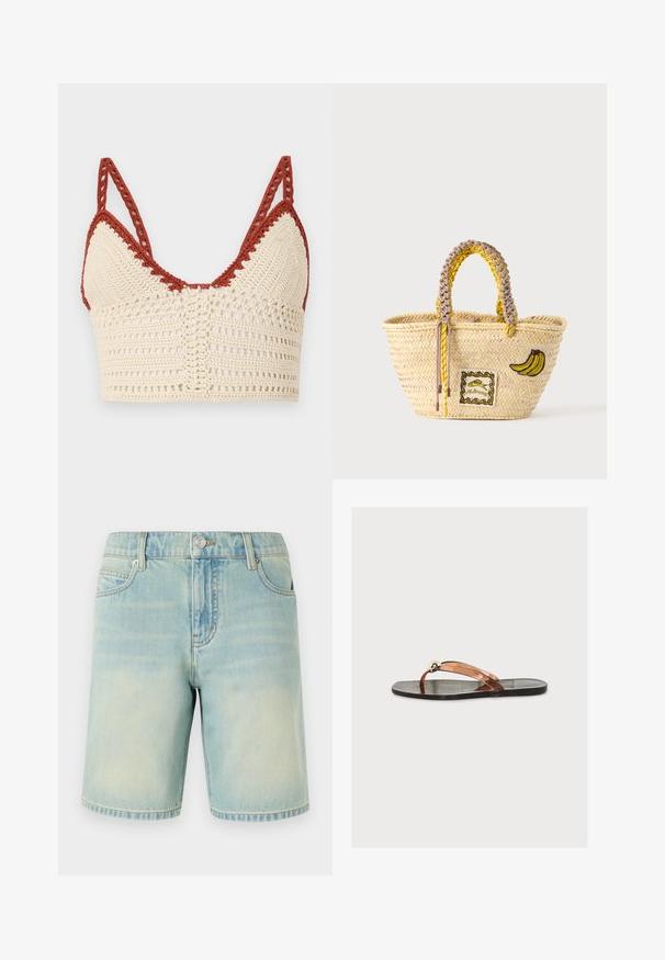 Häkeltop in Creme und Rost mit dreieckigen Cups, verstellbaren Trägern und einer offenen Struktur mit detaillierten Verzierungen.; Hellblaue Denim-Shorts mit einem verblassten Finish, ausgestattet mit einem Fünf-Taschen-Design, sichtbaren Nähten und einem Metallknopfverschluss am Bund.; Schwarze flache Sandale mit transparentem braunem Zehensteg und einer glänzenden goldenen runden Perle nahe dem Zehensteg, vor einfachem Hintergrund.; Geflochtene Strohtasche mit geflochtenen gelben und beigen Griffen, dekoriert mit einem Bananen-Aufnäher und kleinem gerahmtem Fischmotiv vorne.