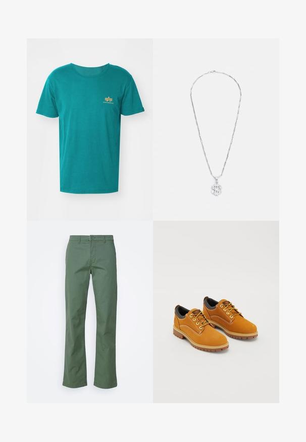 Alpha Industries Camiseta básica - force green; Pantalones de algodón verdes con un diseño de pierna recta, que cuentan con un cierre frontal de botón y bolsillos laterales. Textura suave y sin patrones.; Zapatos de ante marrón con punta redonda, cordones amarillos, un collar acolchado negro y suelas de goma con surcos de tracción.; Collar de plata con eslabones alargados y un colgante que presenta un signo de dólar, acentuado con cristales transparentes.