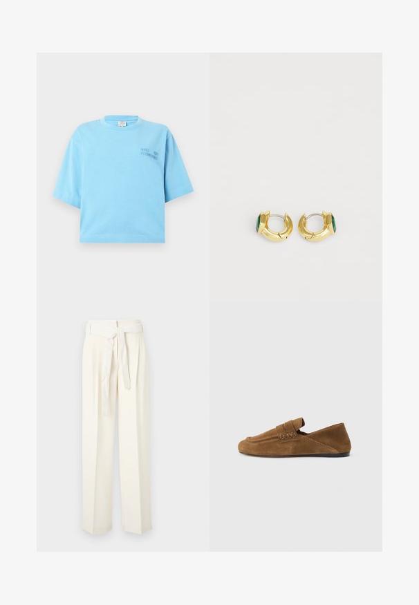 Hellblaues, kurzärmeliges Cropped-T-Shirt mit Rundhalsausschnitt und dezentem, erhabenem Schriftzug "BAUM UND PFERDGARTEN" auf der linken Brust.; Cremfarbene weit geschnittene Hose mit einem Taillengürtel. Aus weichem Stoff gefertigt, mit Falten und einer glatten, gemusterten Textur.; Brauner Wildleder-Slipper mit flacher schwarzer Sohle, detaillierter Naht und einem Riemen über dem Vorderteil, von der Seite auf einem hellgrauen Hintergrund gezeigt.; Goldfarbene Creolen mit einem grünen facettierten Edelsteinakzent. Glatte Oberfläche mit leichter Krümmung, polierter Finish und minimalistisches Design.