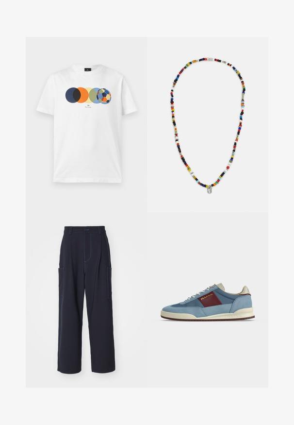 T-shirt blanc à manches courtes avec un graphique de cinq cercles colorés qui se chevauchent, le dernier ressemblant à un ballon de football multicolore, et un petit texte en dessous.; Pantalons cargo navy avec coutures bleues, ceinture élastique, deux poches latérales, coupe droite et texture de tissu douce.; Baskets basses en daim bleu clair et tissu avec un panneau latéral marron, semelle crème, lacets blancs et marquage PS Paul Smith.; Collier de perles colorées présentant différentes formes et tailles, avec des accents métalliques et de petits charms décoratifs. Principalement multicolore.