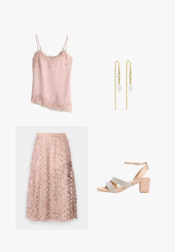 Lyserød satin cami med blomstret blonder på udskæring, kant og sider, med tynde justerbare skulderstropper.; Blonder midi-nederdel i blød pink med blomstermotiver, der har en tætsiddende linning og lagdelt design, hvilket fremhæver en delikat struktur.; Beige blokhæl sandal med ankremstrop og to brede, krydsede remme udsmykket med rhinsten over den åbne tå.; Guldøreringe med et struktureret design, der har en fin kæde og hvide perler i bunden. Elegant aflang form med slanke stænger.