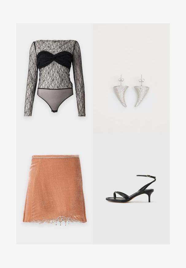 Hofmann Copenhagen PAULA - Langarmshirt - black; Rabanne Minirock - pink; Schwarze Ledersandale für Damen mit dünnen Riemchen, einer Zehenlasche, einer Knöchelschnalle und einem mittelhohen Stöckelabsatz vor neutralem Hintergrund.; Silberne, hornförmige Ohrringe, besetzt mit kleinen klaren Steinen, mit einem Steckverschluss zur Befestigung. Glatte Textur und metallisches Finish.